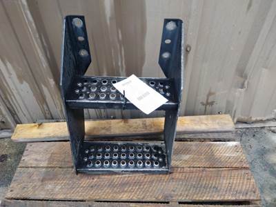 International 9200i Left Frame Step