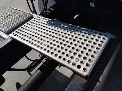 International 9900 Deck (Catwalk) Step
