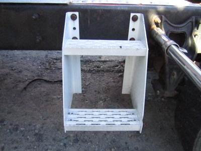 International 9900i Left Frame Step