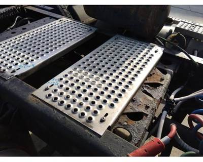 International ProStar Deck (Catwalk) Step for a International PROSTAR 122