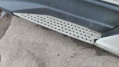 Kenworth T680 Right Tank Step