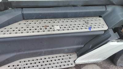 Kenworth T680 Right Tank Step