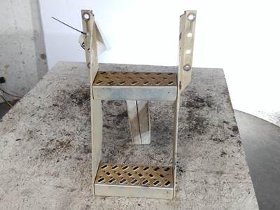 Mack Pinnacle CHU613 Frame Step for a Mack CHU613