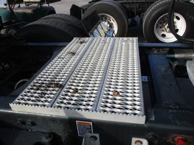 Peterbilt 386 Deck (Catwalk) Step