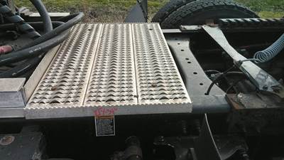 Peterbilt 579 Deck (Catwalk) Step