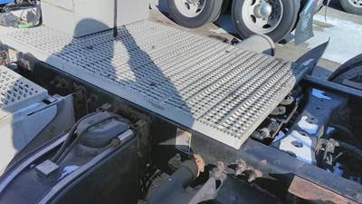 Peterbilt 579 Deck (Catwalk) Step
