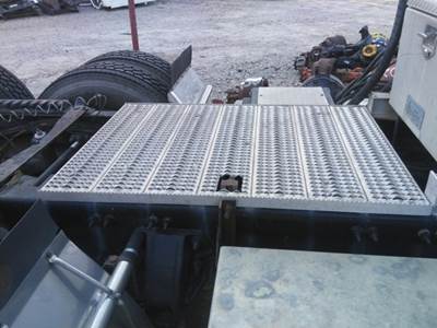 Peterbilt 579 Deck (Catwalk) Step