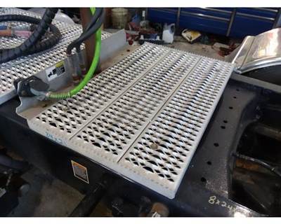 Peterbilt 579 Deck (Catwalk) Step