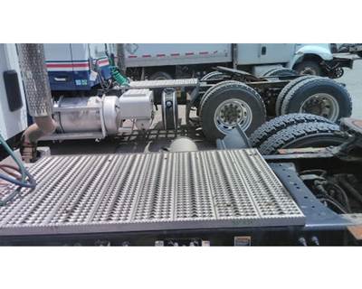 Peterbilt 579 Deck (Catwalk) Step