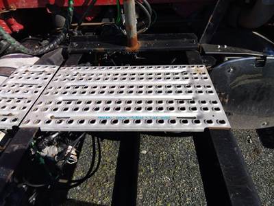 Volvo VNL Deck (Catwalk) Step
