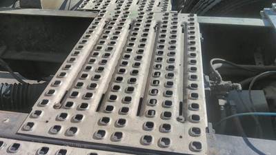 Volvo VNL Deck (Catwalk) Step