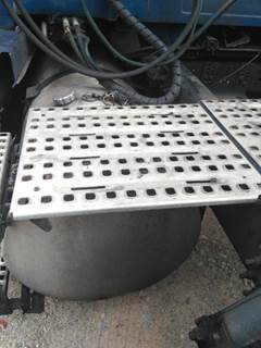 Volvo VNL Deck (Catwalk) Step