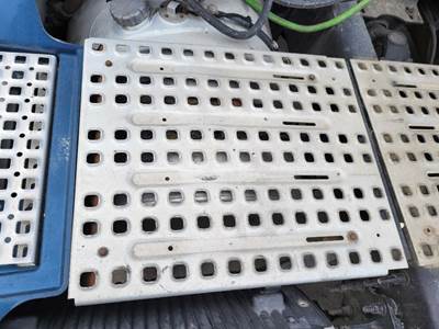 Volvo VNL Deck (Catwalk) Step