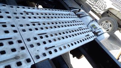 Volvo VNL Deck (Catwalk) Step