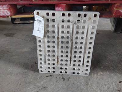 Volvo VNL Deck (Catwalk) Step