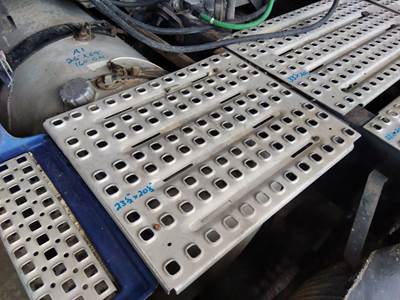 Volvo VNL Deck (Catwalk) Step