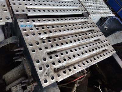 Volvo VNL Deck (Catwalk) Step