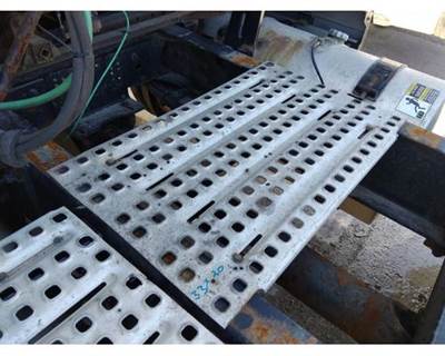 Volvo VNL Deck (Catwalk) Step