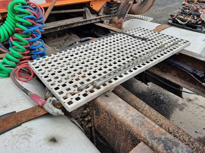 Volvo VNM Deck (Catwalk) Step