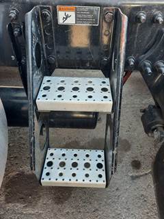 Freightliner Cascadia 125 Step