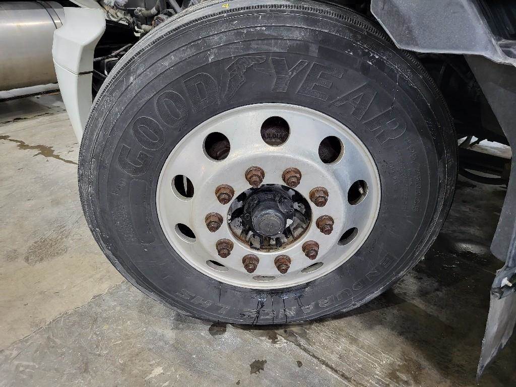 2017 USED 295/75R22.5 GOODYEAR STEER TIRE. 9/32 TREAD DEPTH For Sale Wykoff, MN 2245198