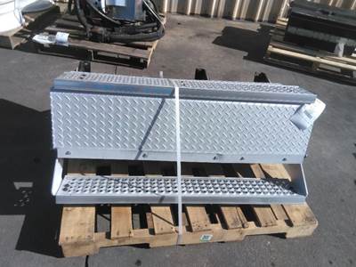 International 9400i Right Tool Box