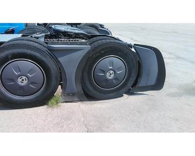 Freightliner Cascadia 126 Set of 4 FlowBelow Outer Wheel Covers with Center & Rear Aero