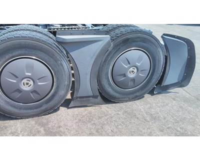 Set of 4 Freightliner Cascadia 126 Flow Below Outer Wheel Covers w/ Center & Rear Aero