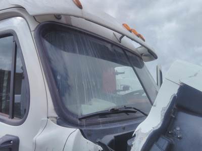 Freightliner Cascadia 125 Windshield Glass