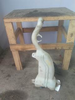 Freightliner Cascadia 126 Windshield Washer Reservoir