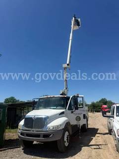 2010 International DuraStar 4300 - Boom truck - Low miles