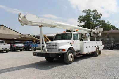 2001 International 4700 S/A w/ 2001 Altec AM900 Bucket Truck