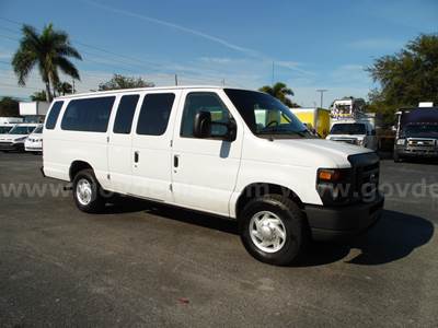 Ford Econoline E350 15 Passenger Van