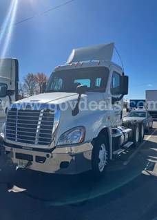 2015 Freightliner Cascadia 125 Tandem-Axle Daycab