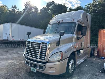 2015 Freightliner Cascadia 125 Semi - Truck
