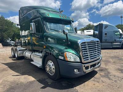 2014 Freightliner Cascadia 125 Semi - Truck