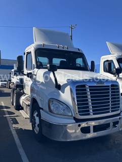 2016 Freightliner Cascadia 125 Tandem-Axle Daycab Truck Tractor