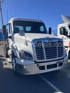 2016 Freightliner Cascadia 125 Tandem-Axle Daycab Truck Tractor