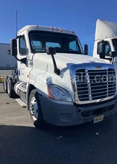 2015 Freightliner Cascadia 125 Tandem-Axle Daycab Truck Tractor