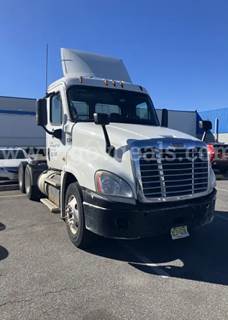 2015 Freightliner Cascadia 125 Tandem-Axle Daycab Tractor Truck