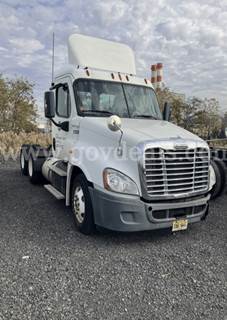 2015 Freightliner Cascadia 125 Tandem-Axle Daycab Truck Tractor