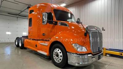 2019 Kenworth T680 Mid-Roof Sleeper - 455 HP Paccar MX-13 - Orange