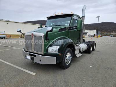 2017 Kenworth T880 Tandem Axle Day Cab Tractor