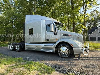 2019 Peterbilt 579 Raised Roof Double Bunk Sleeper Tractor