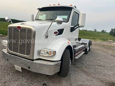 Premium 2015 Peterbilt 567 tractor in great condition and low kms