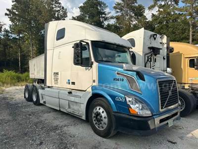 2016 Volvo VNL Semi-Truck