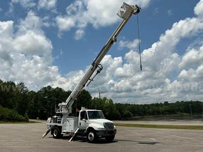 2006 International 4300 Digger/Derrick Truck