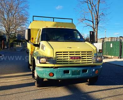 2007 GMC C5500 S/A Chipper Dump Truck