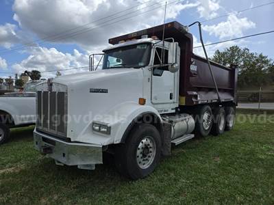2016 Kenworth T800 Tri/A Dump Truck