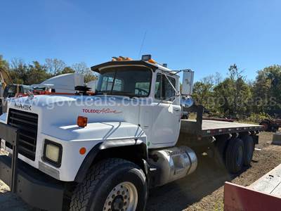 1993 Mack 688S 6x4 Flatbed Truck